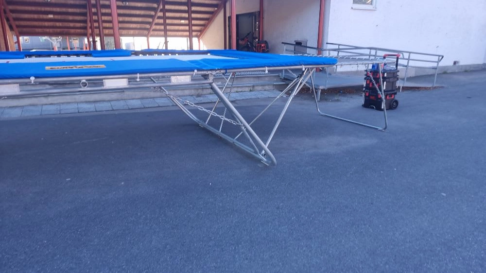 Blå trampoline med metallramme