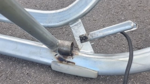 Detalj av metallrør med festebrakett